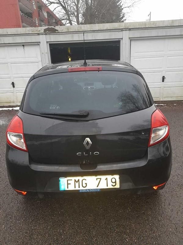 Begagnad 2011 Renault Clio R.S. Halvkombi | 25 000 kr (Marknadspris) - Bild 1/4