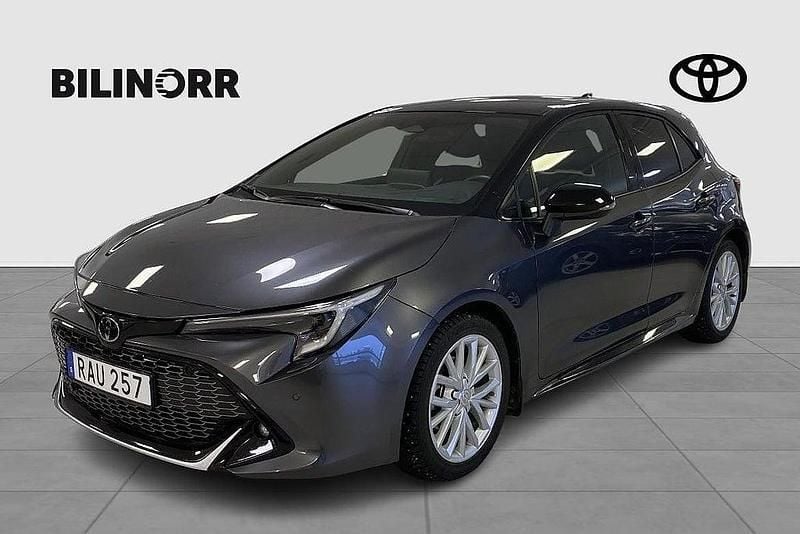 Grå Begagnad 2023 Toyota Corolla Hybrid Sport Halvkombi | 289 000 kr (Bra pris) - Bild 1/3