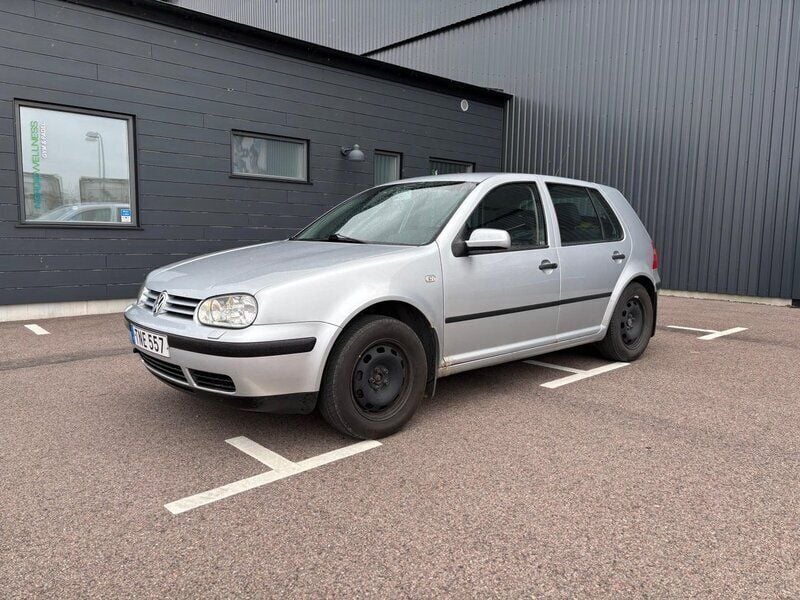 Silver Begagnad 2003 VW Golf IV Halvkombi | 13 900 kr (Marknadspris) - Bild 1/4
