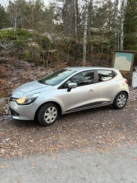 Silver metallic Begagnad 2017 Renault Clio IV Halvkombi | 76 900 kr (Bra pris) - Bild 1/4