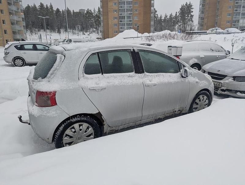 Begagnad 2008 Toyota Yaris Halvkombi | 13 000 kr (Superpris) - Bild 1/4