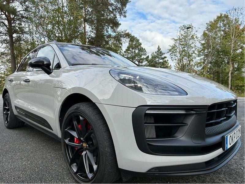 Grå Begagnad 2023 Porsche Macan GTS SUV | 1 089 000 kr - Bild 1/4