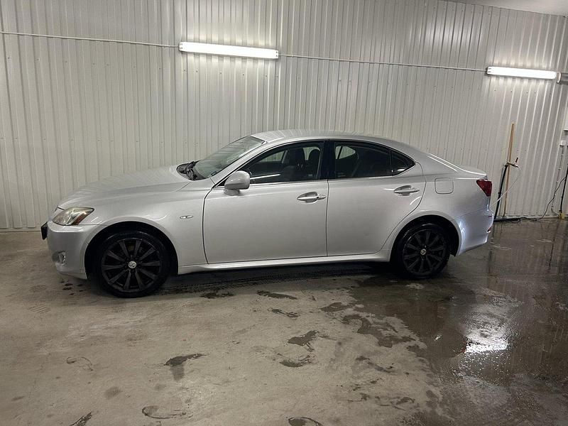Silver Begagnad 2008 Lexus IS220d Sedan | 25 900 kr - Bild 1/4