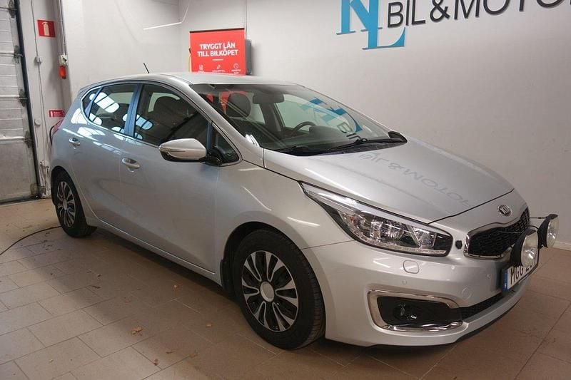 Grå (gråmetallic ) Begagnad 2016 Kia Ceed Halvkombi | 109 900 kr (Marknadspris) - Bild 1/4