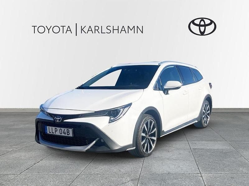 Vit Begagnad 2023 Toyota Corolla SUV | 254 900 kr (Marknadspris) - Bild 1/4