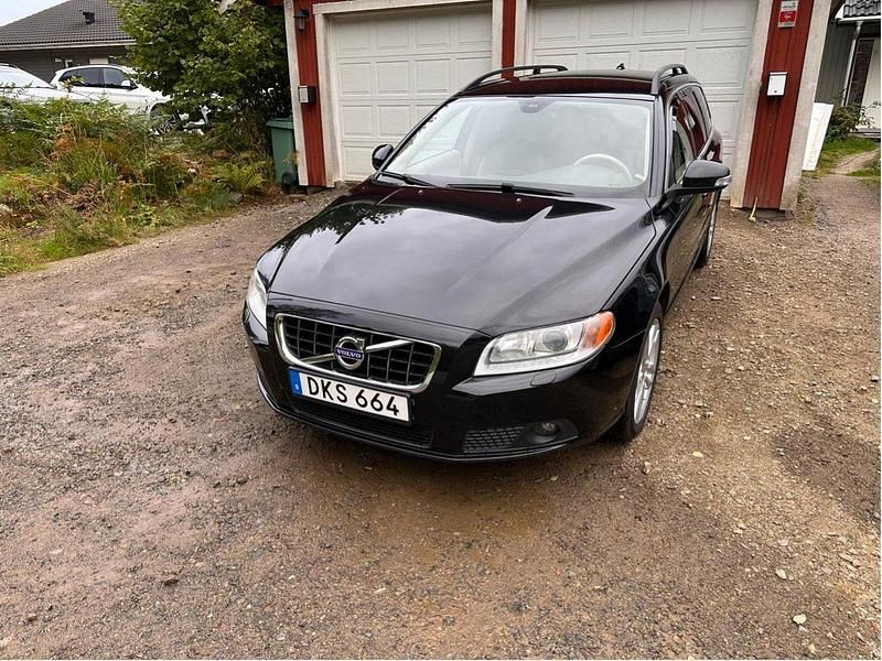 Svart Begagnad 2011 Volvo V70 Momentum Kombi | 82 000 kr (Marknadspris) - Bild 1/4