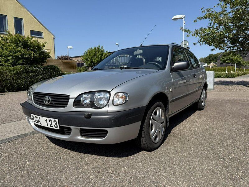 Grå Begagnad 2000 Toyota Corolla Halvkombi | 19 995 kr (Marknadspris) - Bild 1/4