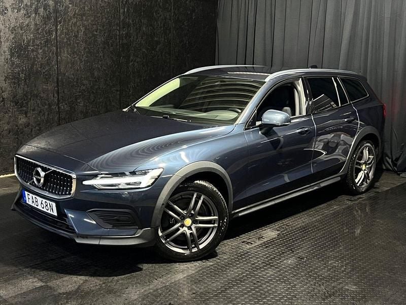 Mörkblå Begagnad 2021 Volvo V60 CC Kombi | 269 500 kr (Bra pris) - Bild 1/4