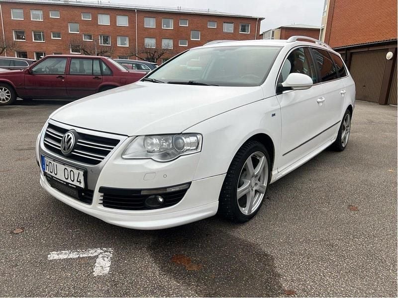 Vit Begagnad 2010 VW Passat Sportline Kombi | 34 999 kr (Marknadspris) - Bild 1/4