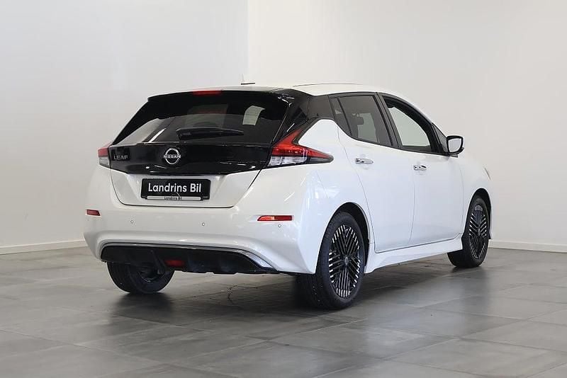 Begagnad Nissan Leaf N-Connecta 110 kW (150 HK) 2023 Vit Halvkombi