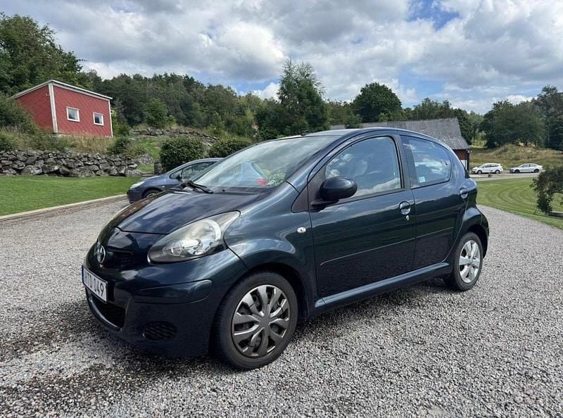 Grå Begagnad 2011 Toyota Aygo Halvkombi | 35 000 kr (Marknadspris) - Bild 1/4