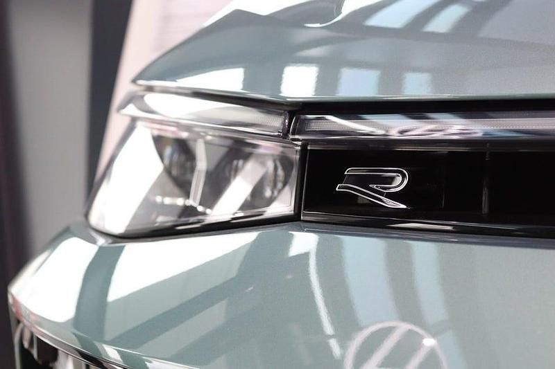 Ny VW Passat R-line 193 HK (141 kW) 2025 Mariposite green metallic Kombi