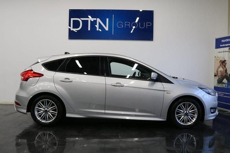 Grå Begagnad 2017 Ford Focus ST-Line Halvkombi | 89 500 kr (Lite dyr) - Bild 1/4