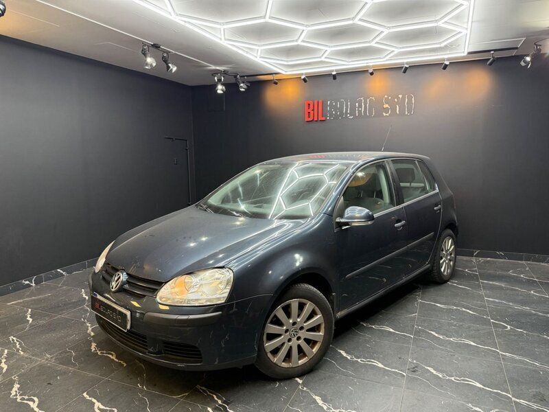 Mörkblå Begagnad 2005 VW Golf V Trendline Halvkombi | 34 900 kr (Marknadspris) - Bild 1/4