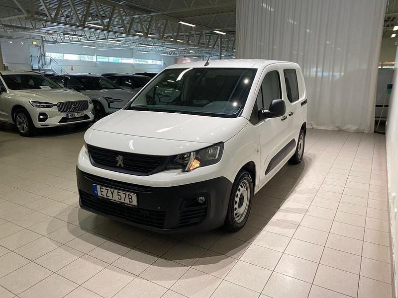 Vit Begagnad 2019 Peugeot Partner Minibuss | 159 500 kr (Marknadspris) - Bild 1/4