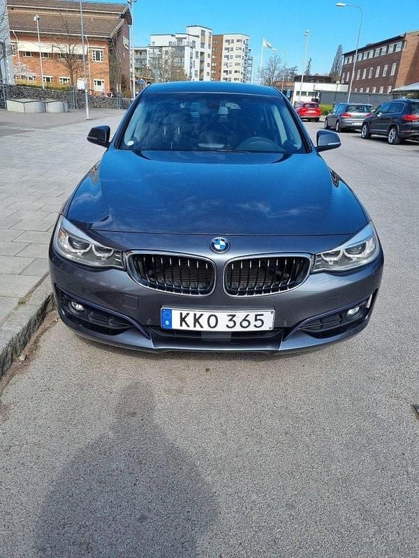 Grå Begagnad 2015 BMW 320 Gran Turismo Sport Line Halvkombi | 136 000 kr (Marknadspris) - Bild 1/4