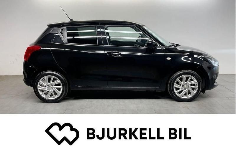 Svart Begagnad 2022 Suzuki Swift Halvkombi | 189 900 kr (Marknadspris) - Bild 1/4