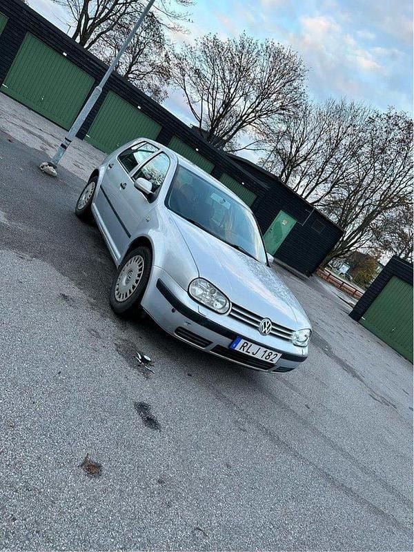 Grå Begagnad 2000 VW Golf IV Trendline Halvkombi | 28 500 kr (Marknadspris) - Bild 1/4