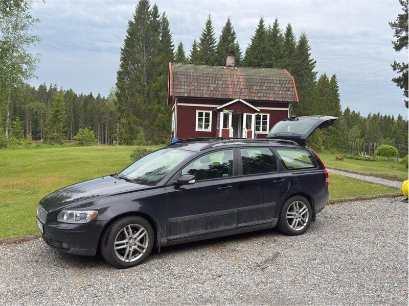 Svart Begagnad 2006 Volvo V50 Kinetic Kombi | 50 000 kr (Marknadspris) - Bild 1/4