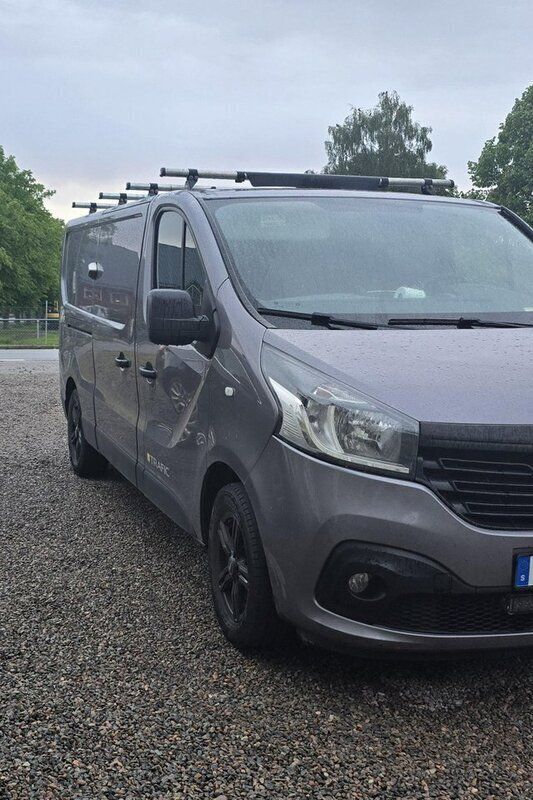 Grå Begagnad 2015 Renault Trafic Van | 82 000 kr (Marknadspris) - Bild 1/4