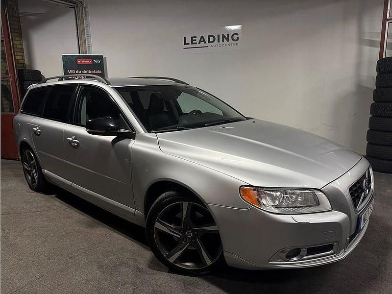 Ljusgrå Begagnad 2013 Volvo V70 R-Design Kombi | 159 900 kr (Dyr) - Bild 1/4