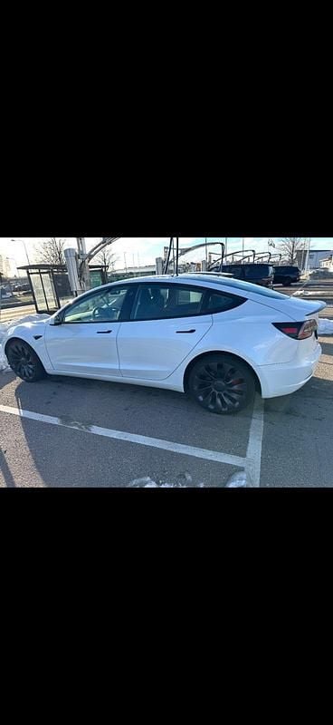 Begagnad 2022 Tesla Model 3 Performance Sedan | 329 000 kr (Marknadspris) - Bild 1/4