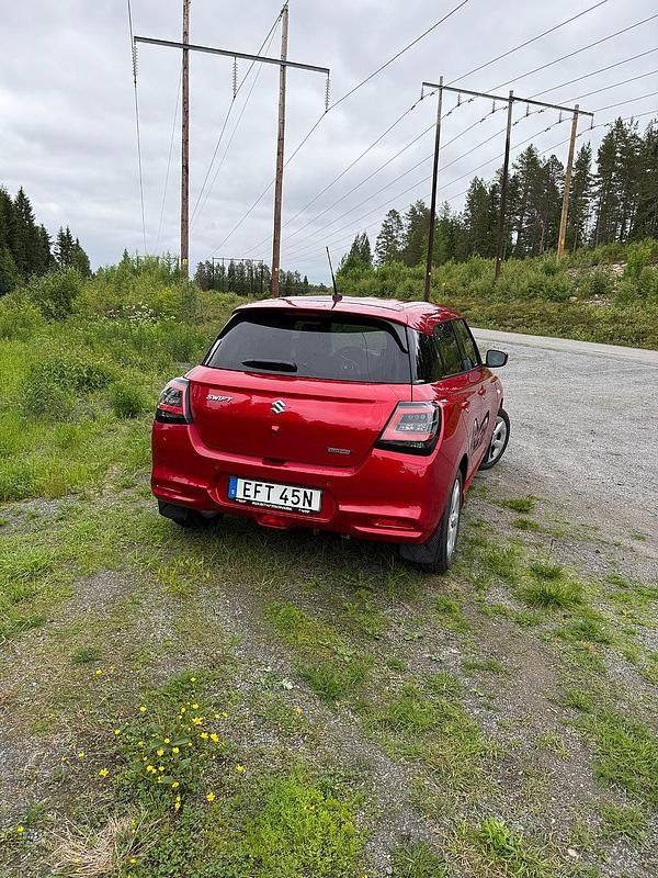 Begagnad Suzuki Swift 83 HK (61 kW) 2024 Röd Halvkombi