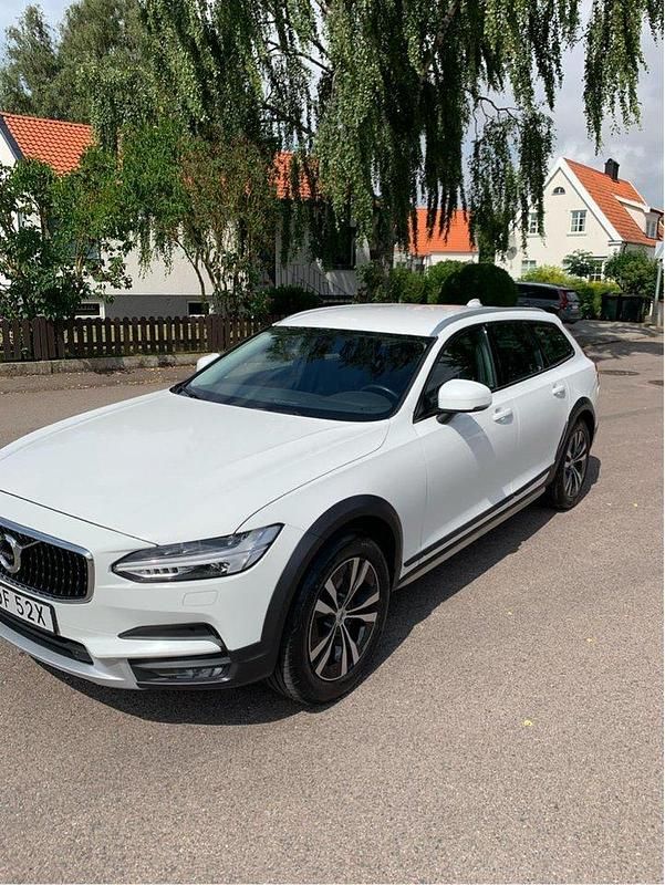 Vit Begagnad 2020 Volvo V90 CC Momentum Kombi | 320 000 kr (Marknadspris) - Bild 1/4