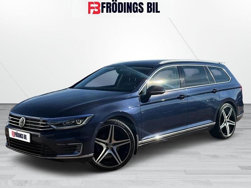 Mörkblå Begagnad 2017 VW Passat GTE Kombi | 114 900 kr (Marknadspris) - Bild 1/4