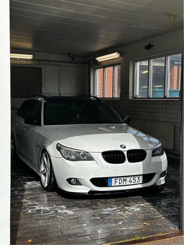 Vit Begagnad 2008 BMW 520 M Sport Kombi | 85 000 kr (Marknadspris) - Bild 1/4