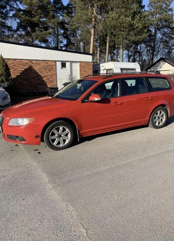 Röd Begagnad 2009 Volvo V70 Momentum Kombi | 40 000 kr (Bra pris) - Bild 1/3