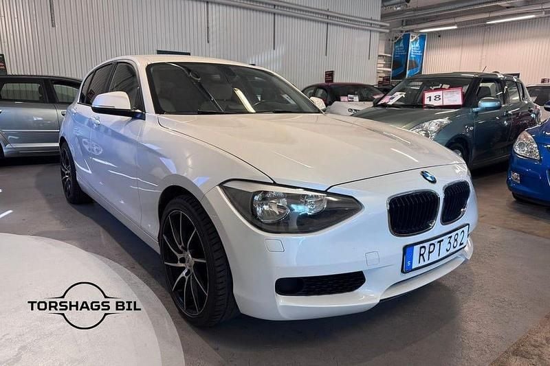 Vit Begagnad 2011 BMW 120 Sport Line Halvkombi | 89 900 kr (Marknadspris) - Bild 1/3