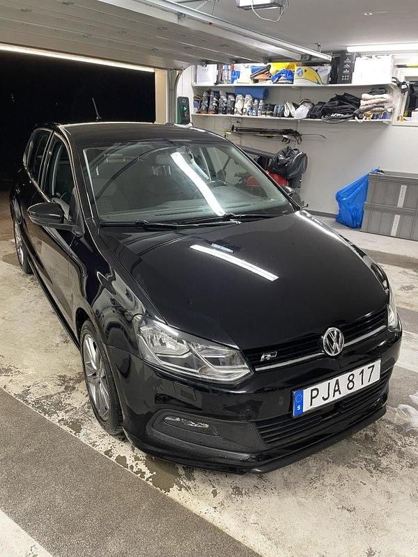 Svart Begagnad 2017 VW Polo Halvkombi | 110 000 kr (Marknadspris) - Bild 1/4