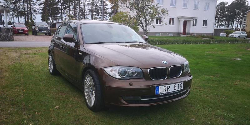 Brun Begagnad 2011 BMW 118 Comfort Edition Halvkombi | 75 000 kr (Marknadspris) - Bild 1/4