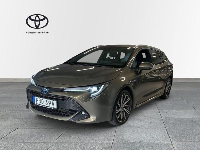 Grön Begagnad 2021 Toyota Corolla Style Kombi | 254 900 kr (Marknadspris) - Bild 1/3