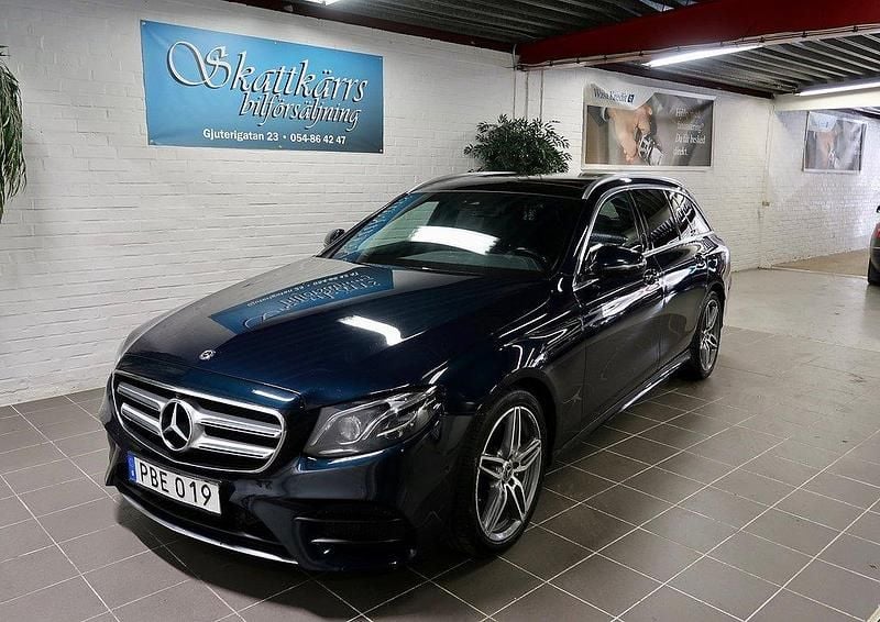 Mörkgrön (grön) Begagnad 2018 Mercedes E220 AMG line Kombi | 239 000 kr (Superpris) - Bild 1/4