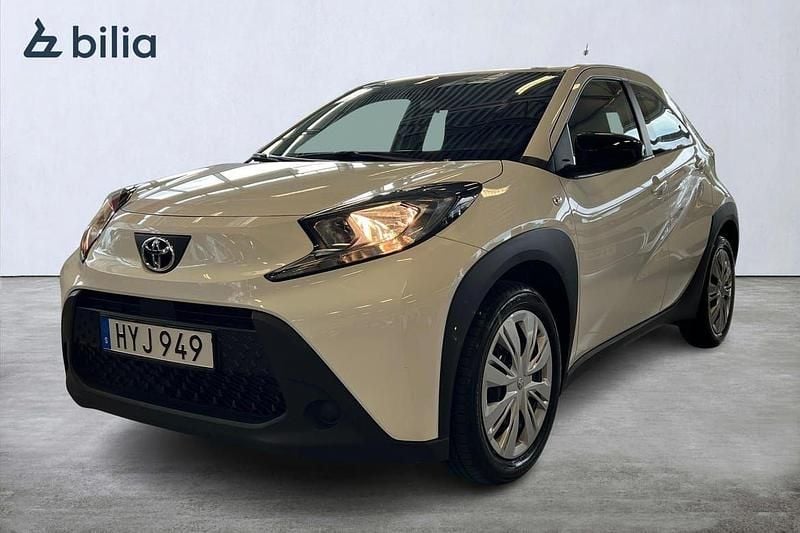 Vit Begagnad 2022 Toyota Aygo Play Halvkombi | 184 900 kr (Marknadspris) - Bild 1/3