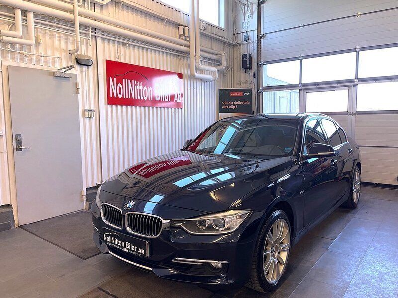 Blå Begagnad 2014 BMW 328 Luxury Line Sedan | 189 900 kr (Lite dyr) - Bild 1/4