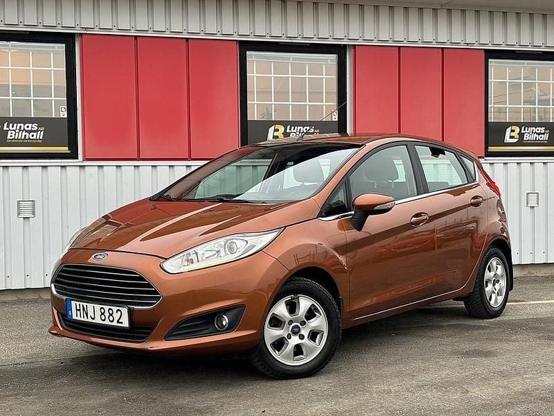 Brun Begagnad 2015 Ford Fiesta Titanium Halvkombi | 49 900 kr (Marknadspris) - Bild 1/4