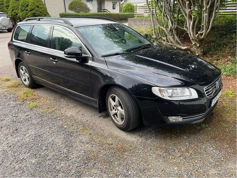 Svart Begagnad 2015 Volvo V70 Momentum Kombi | 119 000 kr (Marknadspris) - Bild 1/4