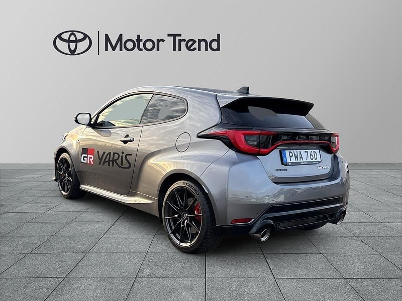 Begagnad Toyota Yaris 283 HK (208 kW) 2024 Silver Halvkombi