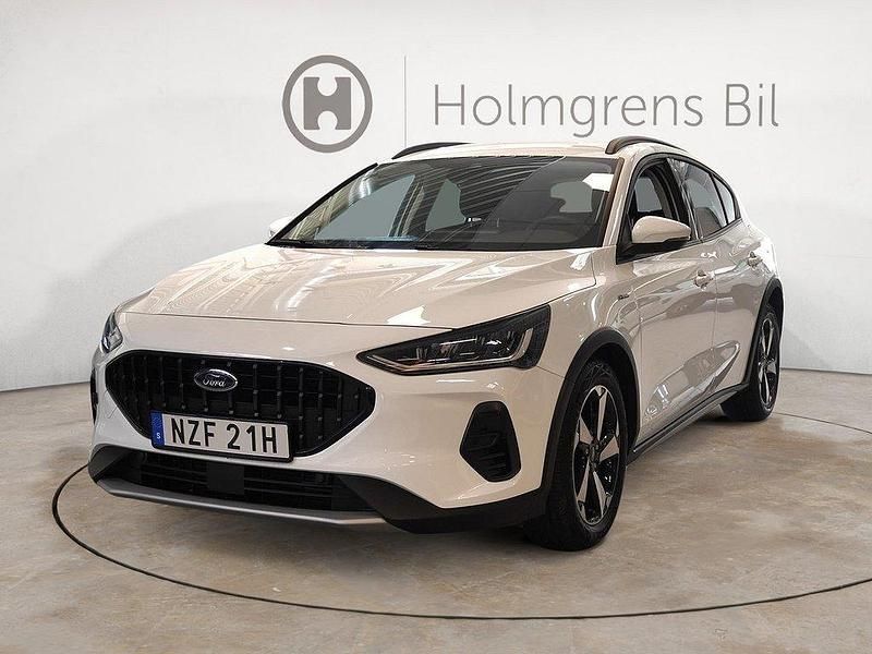 Vit Begagnad 2022 Ford Focus Active Halvkombi | 199 900 kr (Marknadspris) - Bild 1/4
