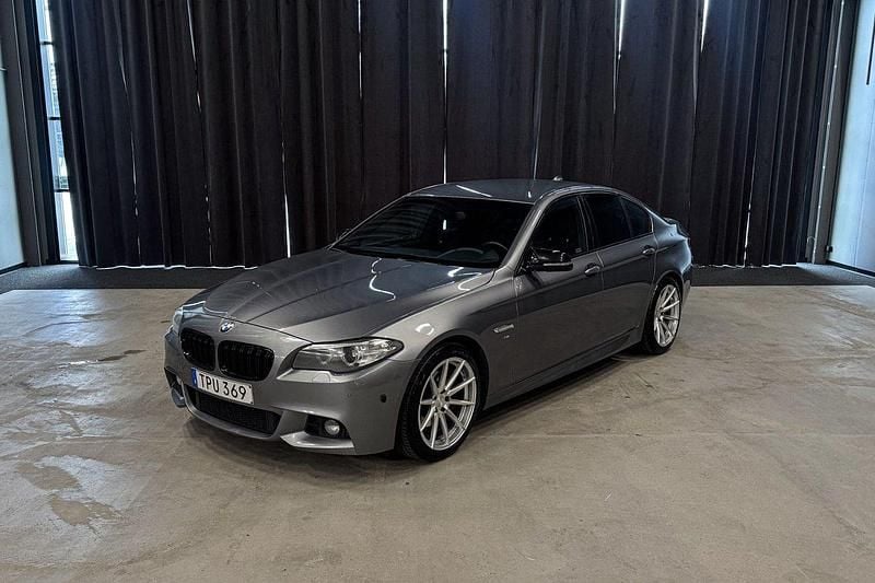 Grå Begagnad 2014 BMW 520 M Sport Sedan | 129 900 kr (Marknadspris) - Bild 1/4