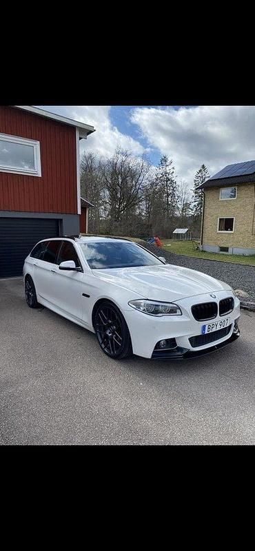 Vit Begagnad 2014 BMW 530 M Sport Kombi | 239 000 kr (Dyr) - Bild 1/4