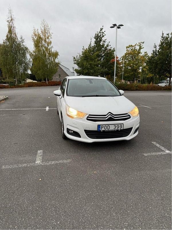 Vit Begagnad 2011 Citroën C4 Halvkombi | 35 000 kr (Marknadspris) - Bild 1/4