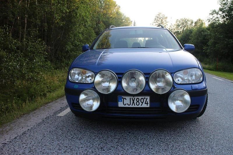 Blå Begagnad 2000 VW Golf IV Trendline Kombi | 15 900 kr (Marknadspris) - Bild 1/4