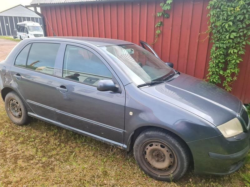 Grå Begagnad 2007 Skoda Fabia Sport Halvkombi | 8 500 kr (Marknadspris) - Bild 1/4