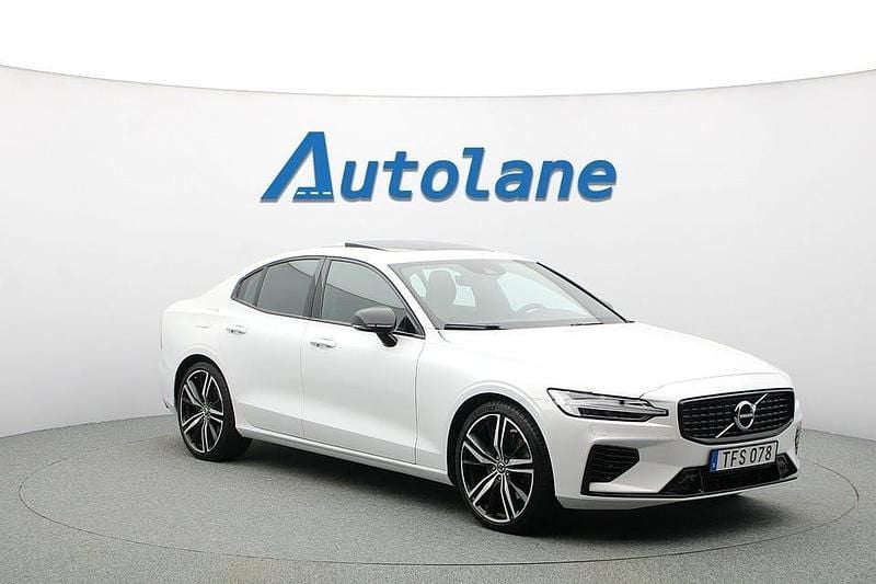 Crystal white pearl Begagnad 2022 Volvo S60 R-Design Sedan | 409 900 kr (Marknadspris) - Bild 1/3