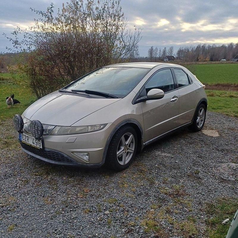 Silver Begagnad 2007 Honda Civic Sport Halvkombi | 35 000 kr (Marknadspris) - Bild 1/4