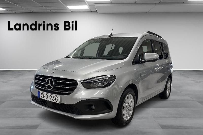Silver Begagnad 2024 Mercedes 180 Sedan | 339 000 kr (Lite dyr) - Bild 1/4